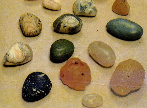 Фото VIII. Коктебельские камешки: агаты, халцедон, опалы, сердолик. Из коллекции Т. И. Ефремовой