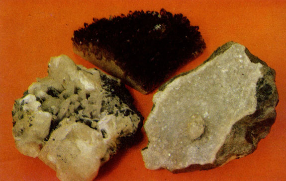 Фото XI. 'Мармарошские диаманты' среди кальцита и углистой породы. На заднем плане аметистовая щетка, искусственная, выращенная на кварцевом песчанике