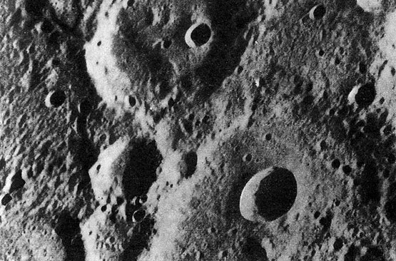 Поверхность Меркурия. Отчетливо видны метеоритные кратеры различных генераций и размеров