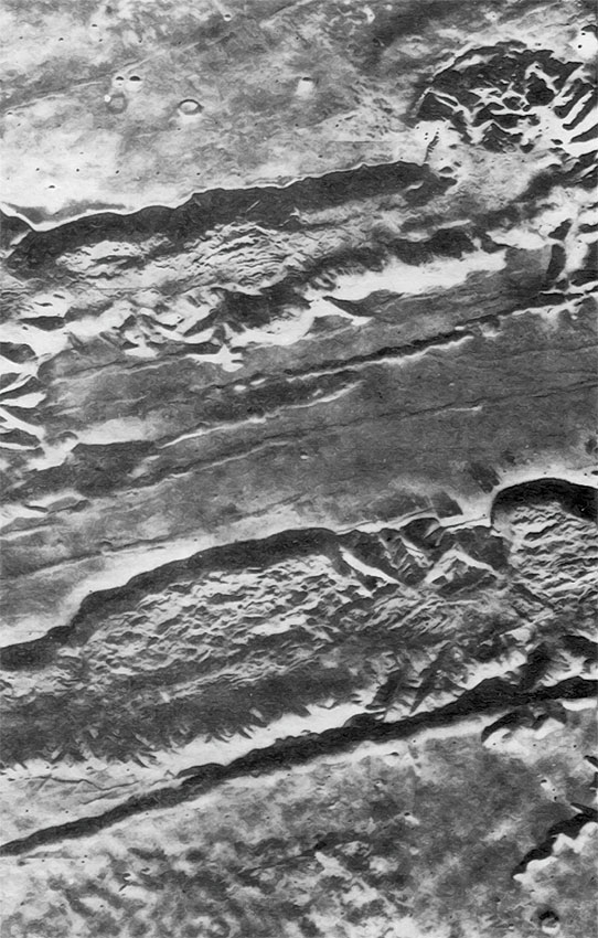 Система гигантских провалов в Долине Маринер на Марсе. Видны оползни и обвалы