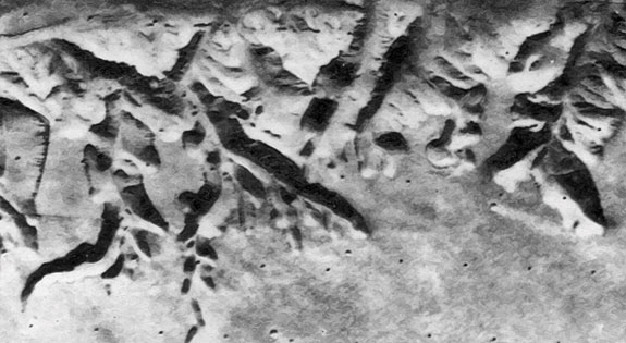 Формы рельефа, напоминающие земные овраги, широко развиты на склонах тектонической Долины Маринер. Наблюдается закономерная северо-западная и северо-восточная ориентировка 'оврагов', связанная с приуроченностью их к тектоническим трещинам, по своим размерам 'овраги' Марса намного превышают земные