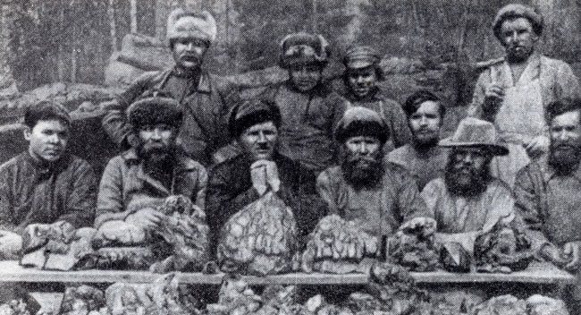 Уральские горщики с добытыми ими на копях Адуя аметистами