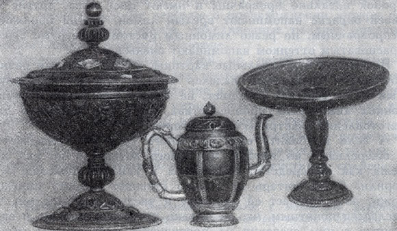 Изделия из разных оттенков янтаря: рассольник наподобие большой чаши с крышкой, 1650 г., 24 см; воронок наподобие чайника. Янтарь скреплен широкою серебряной оправой, 14 см; рассольник, 12 см