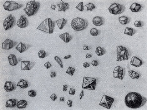 Коллекция естественных алмазов различной окраски и формы