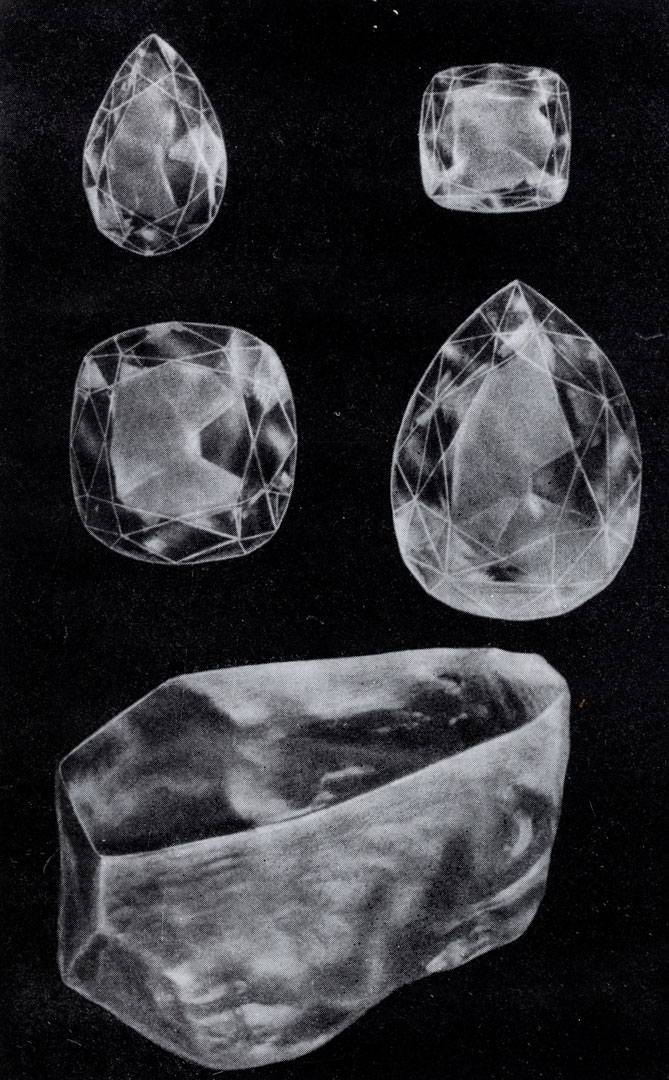 Крупнейший в мире алмаз 'Куллинан' (3106 каратов) и часть бриллиантов, которые были сделаны из него