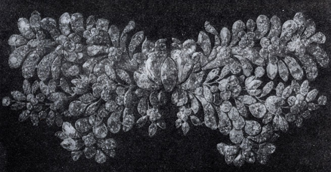 Большая бриллиантовая пряжка-аграф. XVIII в. Общая длина - 25 см, ширина - от 8 до 11 см
