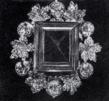 Изумрудная таблица весом в 136,25 карата в оправе, осыпанной бриллиантами. Алмазный фонд СССР