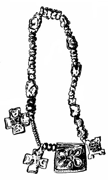 Рис. 3. Стеклянное ожерелье с серебряной капторгой (коробочкой со святыми мощами). Из могильника около Нижних Вестониц