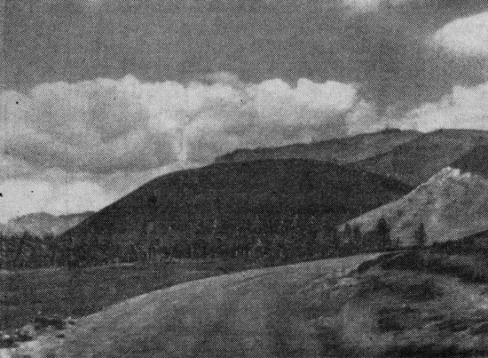 Через лавовое поле к вулкану Хоргийн-тогоо. Фото О. И. Климберга