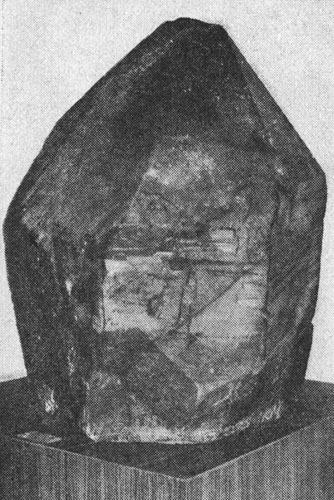 Кристалл уральского кварца высотой около 1,5 м (из музея ИГЕМа АН СССР)