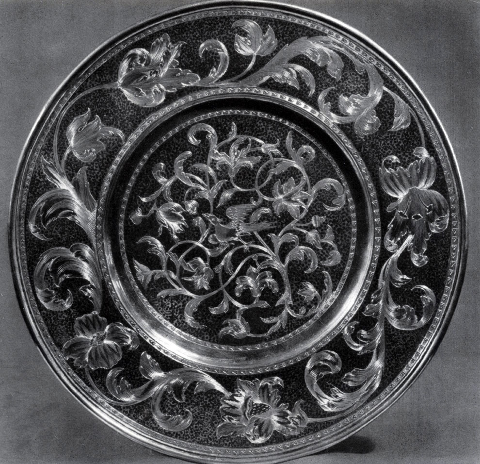 Илл. 32. Серебряная тарелка. Конец XVII в. Государственная Оружейная палата