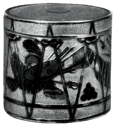 Илл. 54. Серебряная коробка в форме барабана. Петербург. Конец XVIII в. ГИМ