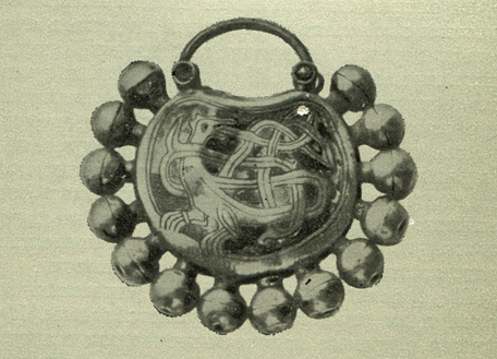Рис. 6. Серебряный колт с чернью. XII век. ГИМ