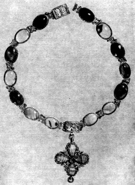 Рис. 29. Ожерелье серебряное с агатами. XVIII век. Государственный Эрмитаж