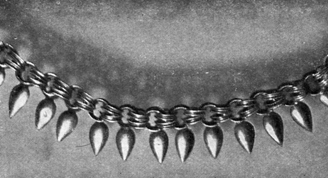 Рис. 36. Фрагмент серебряного ожерелья. Начало XIX века. Смоленский исторический музей