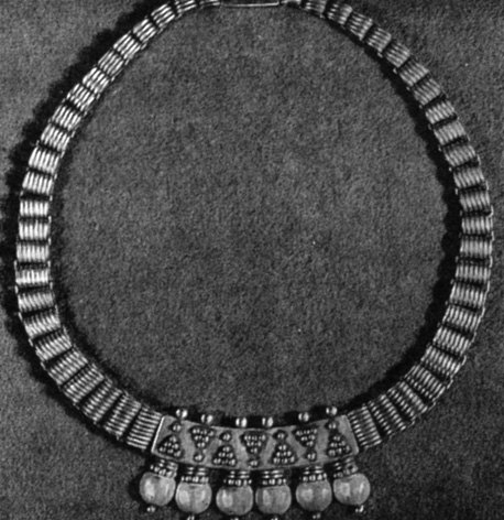Рис. 52. М. Тоне. Ожерелье 'Гривна'. Серебро. 1967. НИИХП