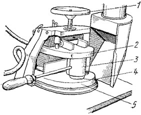 Рис. 24. Электроконтактная печь для плавки: 1 - рукоятка подъема верхней шины, 2 - верхняя подвижная токопроводящая шина, 3 - захват тигля, 4 - графитовый тигель, 5 - нижняя токопроводящая шина
